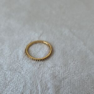 Elegant Gold Ring with Subtle Sparkle